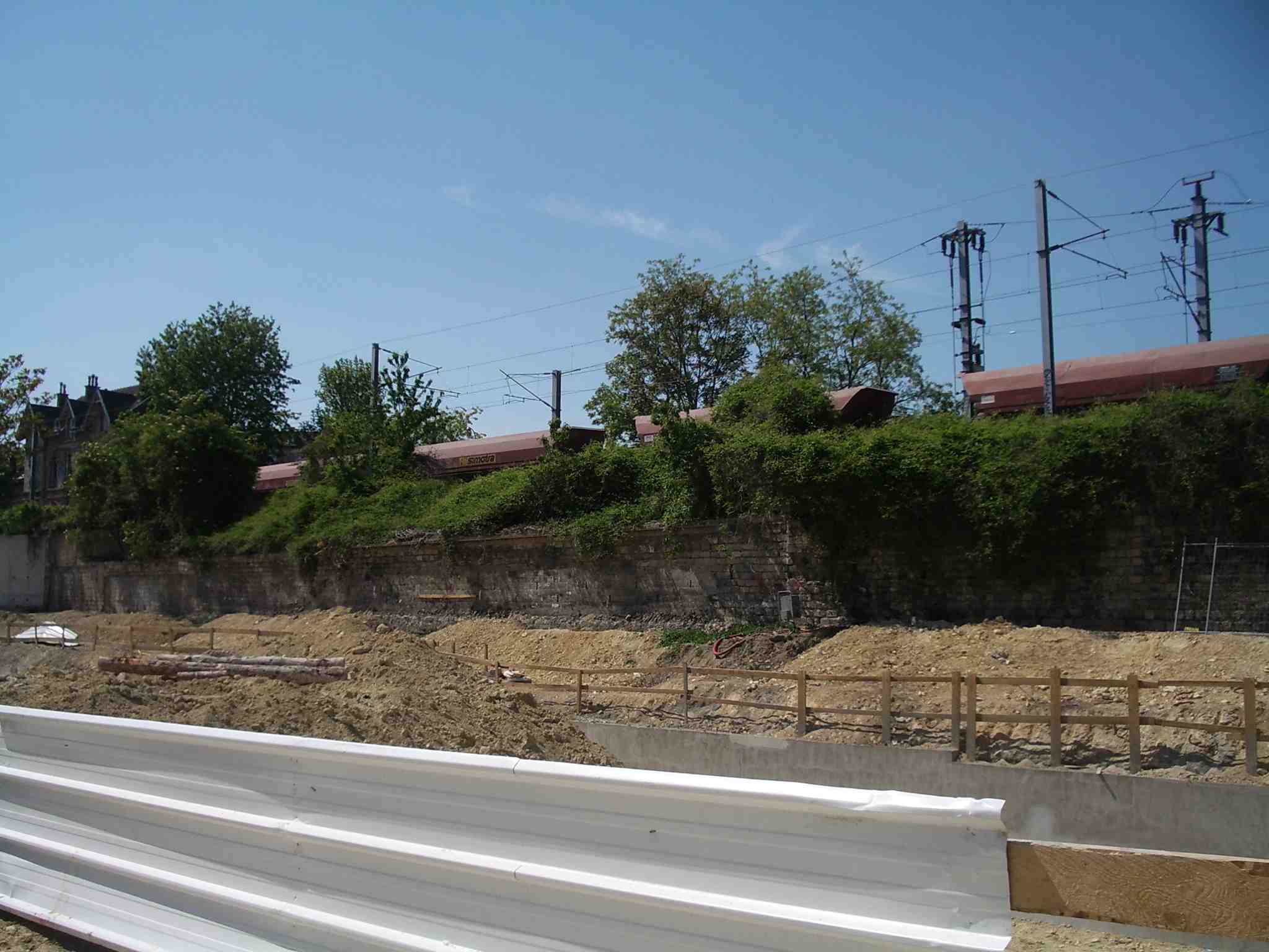 Ligne SNCF en bordure du terrain